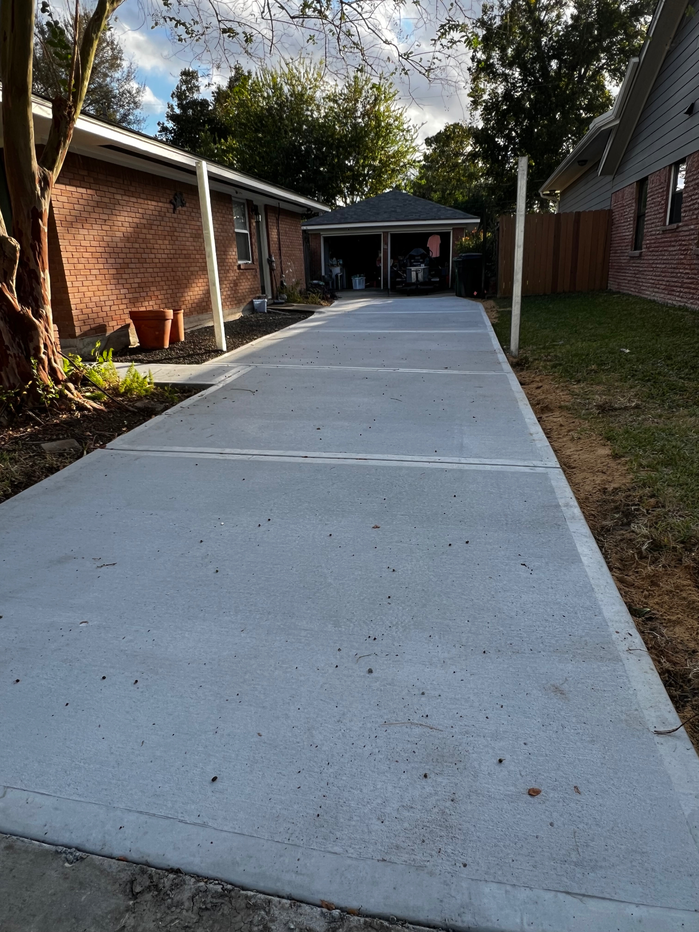Side Driveway to Detached Garage